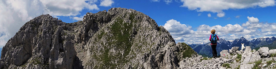 Vista in cima ed anticima con croce della Presolana Orientale